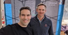 שחר מטורין מ-Startup Grind ישראל (משמאל) עם ג'ייסון וויליאמסון, סגן נשיא Oracle for Startups ו-Oracle for Research.