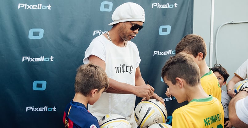 ילדי פיקסלוט זוכים לכדורגל עם חתימה של רונאלדיניו.