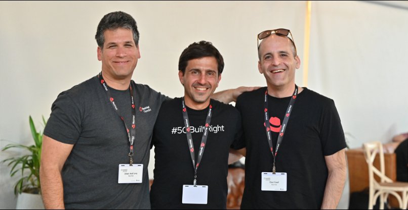 מימין: אוהד ענף לוי, מנהל; רום פריימן, מנהל; וחן יוסף, מנהל בכיר של צוות הנדסת תוכנה גלובלי ברד האט.