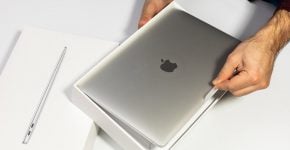 Macbook Air 13 אינץ' עם מעבד M1 של אפל.