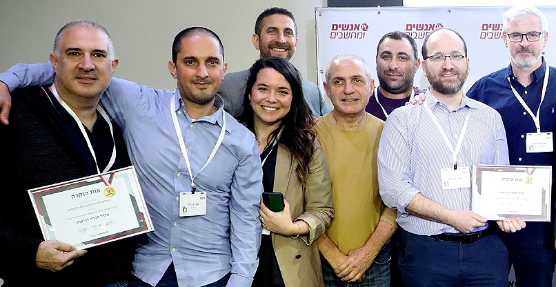 משמאל: דוד מקסימוב, אחראי מערכות תקשורת במגדל טכנולוגיות; אבי בן כהן, אחראי מערכות אבטחת מידע בחברה; דניאל אלפרוב, מהנדסת פתרונות במגזר הפיננסי והפינטק ב-F5; איתי אמויאל, מנהל הסקטור הפיננסי בישראל, יוון וקפריסין בחברה; ברטו אלי, ראש צוות תקשורת ואבטחת מידע במגדל; שלום טל, אחראי מערכות תקשורת בחברה; עופר בן ארצי, מנהל מחלקת תשתיות במגדל טכנולוגיות; ויגאל אהרונוביץ', מנהל תחום תפעול ותשתיות במגדל.