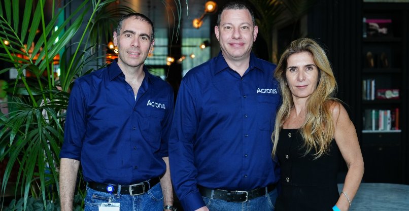 מימין: שירי דריה, מנהל שיווק ויח"צ, אקרוניס ישראל; זוהר לנדאו, סמנכ"ל פיתוח ומנהל פעילות מרכז הפיתוח בישראל; אבי הרולד, דירקטור אחראי על שירותי הסייבר באקרוניס.