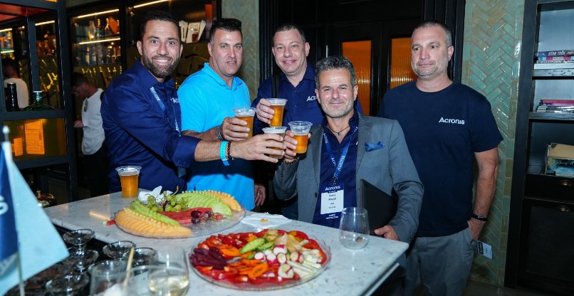 מימין: גילי מולר, דירקטור מוצר באקרוניס; רוני מויאל, סמנכ"ל מכירות אקרוניס ישראל; זוהר לנדאו, סמנכ"ל פיתוח מנהל פעילות מרכז הפיתוח בישראל; אורח באירוע (חולצה טורקיז); שמואל שלום, מכירות ענן באקרוניס.