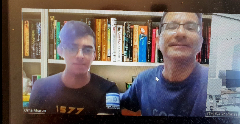 מימין: אורי כהן, רכז מגמת הרובוטיקה בתיכון אביב, ומעיין אהרון, אחד התלמידים שהשתתפו בנבחרת.