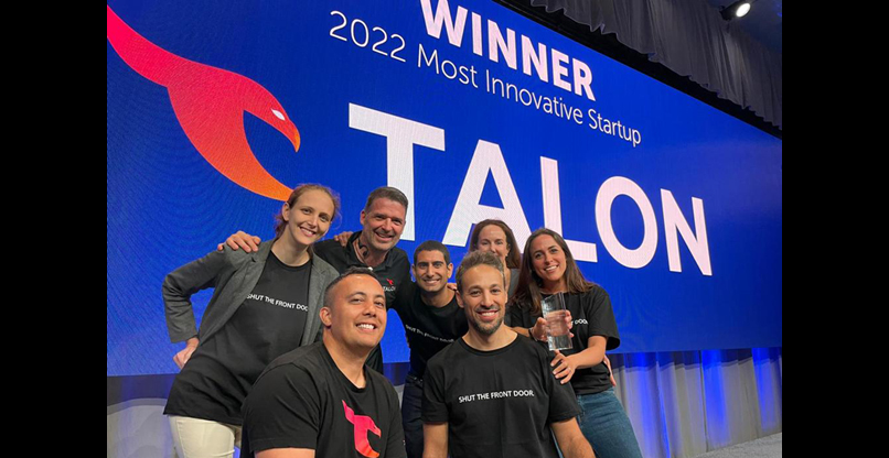 הנמצחים הגאים על במת RSA 2022.