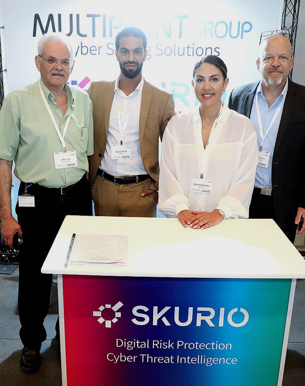 הדוכן של Skurio בכנס. משמאל: אריה וולמן, איוב ריאהי, סופיה אנסטסי ומרסלו פרינטק.