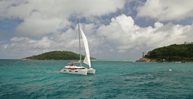 מורכבת משני גופי ציפה המחוברים יחדיו ומייצרים יציבות רבה. סירת הקטמרן.