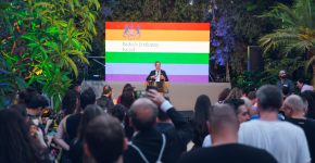 שגריר בריטניה בישראל, ניל ויגאן, נואם בקבלת הפנים השנתית של LGBTech לחודש הגאווה בביתו.