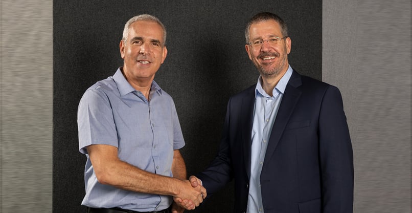 מימין: שמעון אמויאל, מנכ"ל אבנט תקשורת, והראל יפהר, מנכ"ל אמזון ישראל.