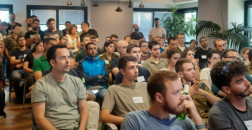 מפגש הפתיחה של סדרת Red Hat Tech Talks.