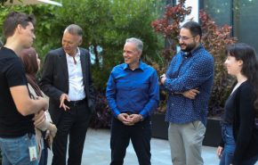 ג'וני סרוג'י, סגן נשיא והאחראי על פיתוח שבבים באפל, ובשאר מסרי, מייסד העיר רוואבי, בפגישה עם מהנדסים ישראלים ופלסטינים במשרדי אפל בהרצליה.