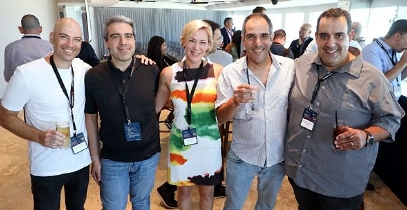 משמאל: צחי מארודי - מנהל תמיכה ו-IT Valens, איגור קאצ'ורינר - מנהל מערכות טכנולוגיה כתר פלסטיק, נגה סהר - מנהלת לקוחות בכירה בקומוולט, גבי קשקש - צוות IT Valens, שחר קן-דרור - מנהל מערכות מידע Valens.