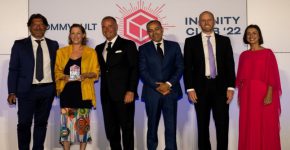 משמאל לימין: מרקו פאניזי, סגן נשיא קומוולט העולמי; נגה סהר, מנהלת לקוחות במגזר המסחר; ריקארדו די בלאזיו, מנהל הכנסות בכיר; סנג'אי מירצ'נדני, מנכ"ל ונשיא קומוולט; גארי מריל, מנכ"ל טכנולוגיות; ואיזבל גואי, מנכ"לית שיווק.