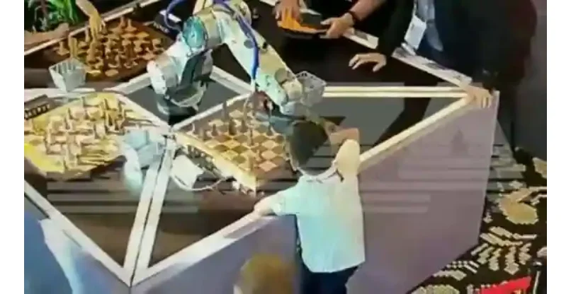 רובוט השחמט שובר את אצבעו של כריסטופר בטורניק המוסקבאי. צילום מסך מהסרטון
