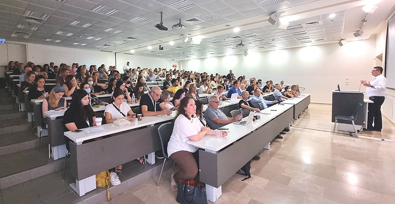 האולם מלא וגדוש בכנס של PMI - העמותה לניהול פרויקטים בישראל.