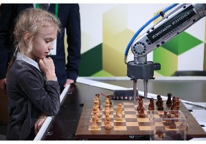 משחקים מולם כבר שנים. רובוטי שחמט.