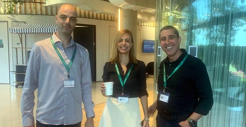 רונן נוי, מנכ"ל קומוולט ישראל; מיכל אהרוני, מנהלת מכירות מגזר ציבורי, פיננסי ואקדמיה בקומוולט ישראל; ושי אמסלם, מרכז תחום תשתיות באגף תשתיות פיננסיות בבנק ישראל.