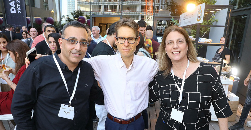 מימין: ענת גל - מנהלת מכירות אינפורמטיקה בקבוצת אמן, בן פסטרנק - מנכ"ל קבוצת אמן, ואיתי חזן - מנהל דטה ודיגיטל בכאל