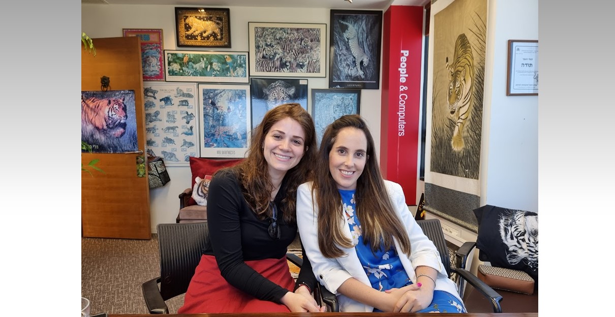 מימין: אביגיל מיכלסון, מנהלת פיתוח עסקי, ומלי פלדמן, מנהלת קשרי מעסיקים מקמא-טק.