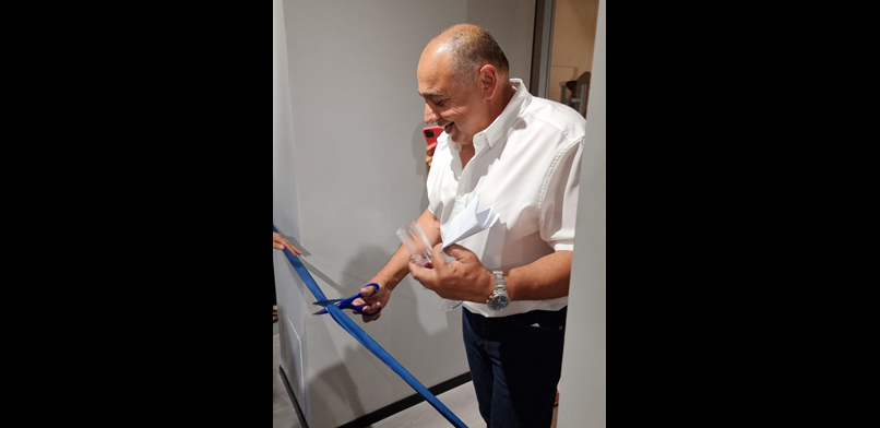 גוזר את הסרט במשרדים החדשים. יוסי רודריק, מנכ"ל UCL.