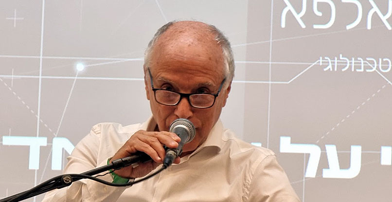 אבי יעקובוביץ' מברך.