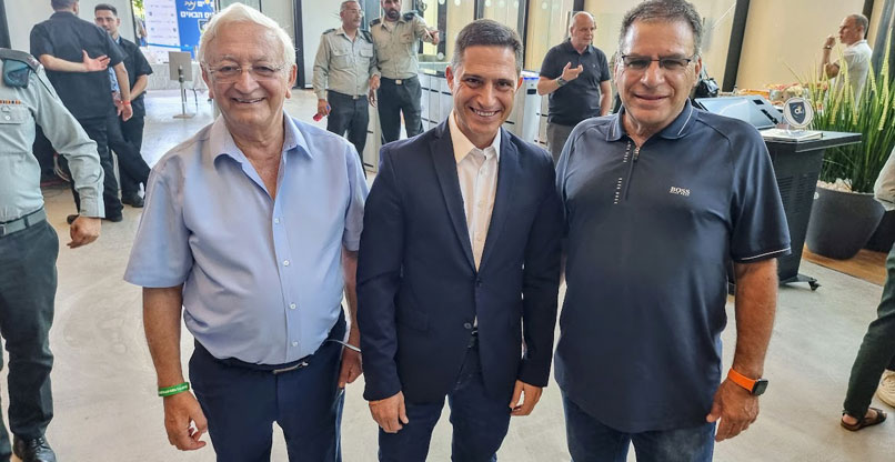 מימין: תא"ל (מיל') ארנון זו-ארץ, הקשר"ר לשעבר; ראש עיריית באר שבע, רוביק דנילוביץ'; ומרדכי אלגרבלי מתוכנית ניצנים מבית בנתיבי אודי.