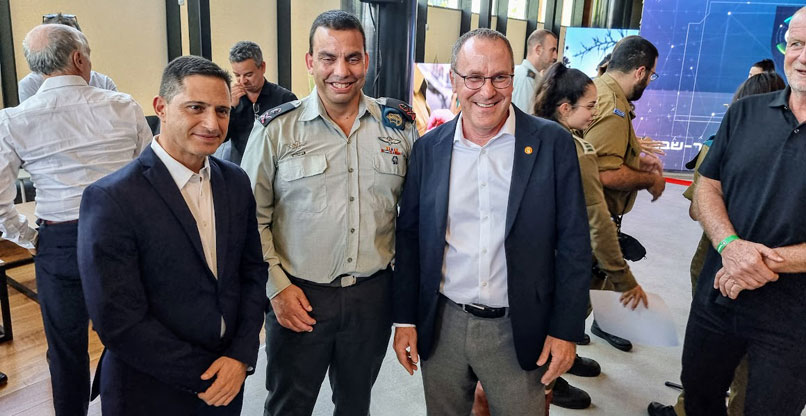 מימין: פרופ' דניאל חיימוביץ', האלוף ערן ניב ורוביק דנילוביץ'.