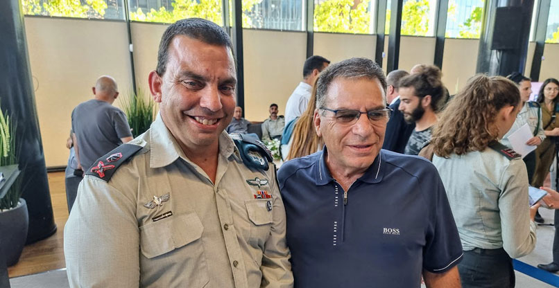 מימין: תא"ל (מיל') ארנון זו-ארץ והאלוף ערן ניב.