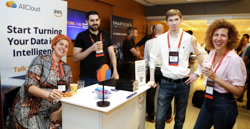 המציגים של אולקלאוד: (משמאל לימין) – מוניקה אבלינו, יונתן שממה והדס שמעוני.