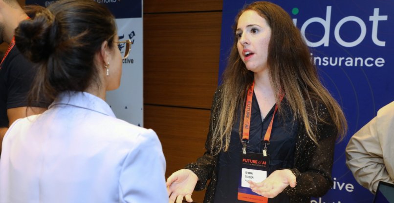 המציגה של עתידות: שירה טלר.