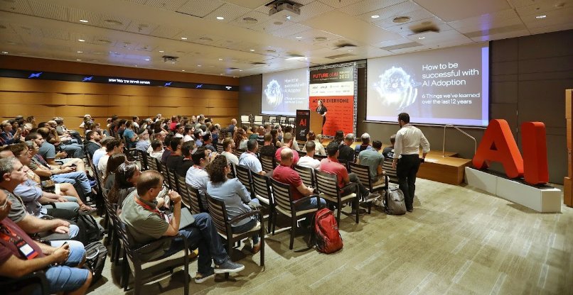 הקהל מאזין בתשומת לב לדוברים.