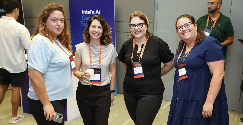 המציגות אינטל: משמאל לימין – אפרת אנגל, עינת רונן, נופר גספר וגל שדה.