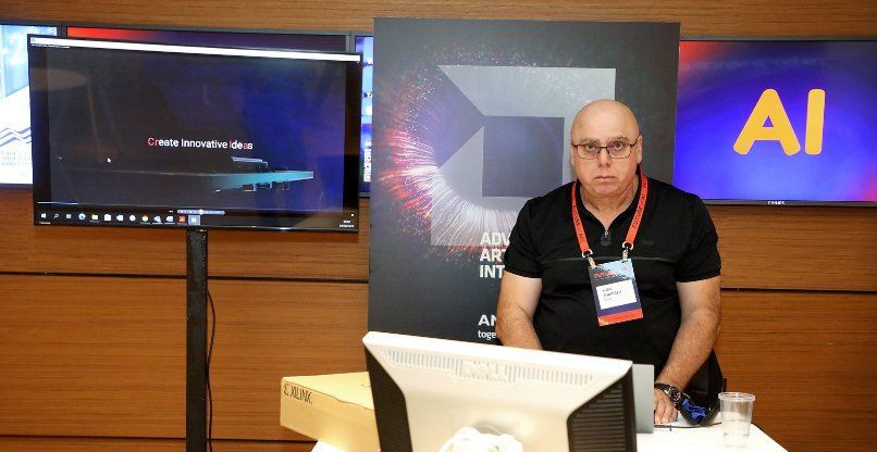 המציג של AMD, יגאל שמאייב.