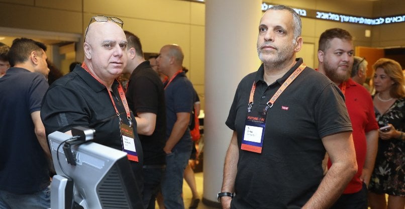 המציגים של AMD: משמאל לימין - יגאל שמאייב ואלי בר-לב.