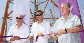 גוזרים את הסרט. מימין: ראש המועצה האזורית עמק יזרעאל, אייל בצר, שר התקשורת, יועז הנדל, ומנכ"ל סלקום, דניאל ספיר.