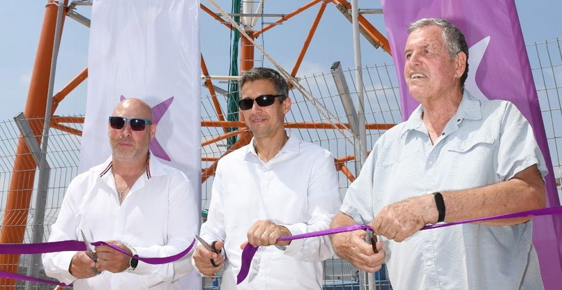 גוזרים את הסרט. מימין: ראש המועצה האזורית עמק יזרעאל, אייל בצר, שר התקשורת, יועז הנדל, ומנכ"ל סלקום, דניאל ספיר.