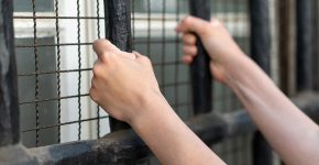 עונש מאסר בשל ביצוע עבירות מין באמצעות אפליקציות.