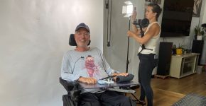 רונן אקרמן הצלם חולה ה-ALS בבית החכם שלו.