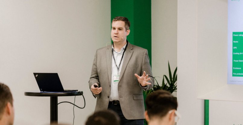 אליוט טורק, מנהל ההיצע הגלובלי של פתרונות מודולריים מוכנים בשניידר.