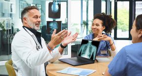 גם רופאים שמגיעים כל יום לבית החולים צריכים מחשב נייד מודרני, קל ונוח לשימוש, כמו מחשבי ה-ExpertBook של אסוס. אילוסטרציה.