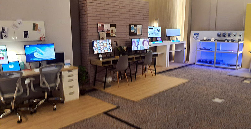 חדר מלא במסכים.