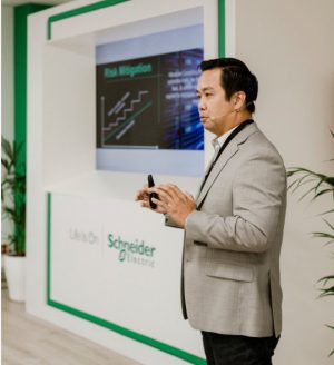 טואנג הואנג, מוביל תחום ההנדסה והטכנולוגיה ביחידה הטרומית (PreFab) הבינלאומית של שניידר אלקטריק.