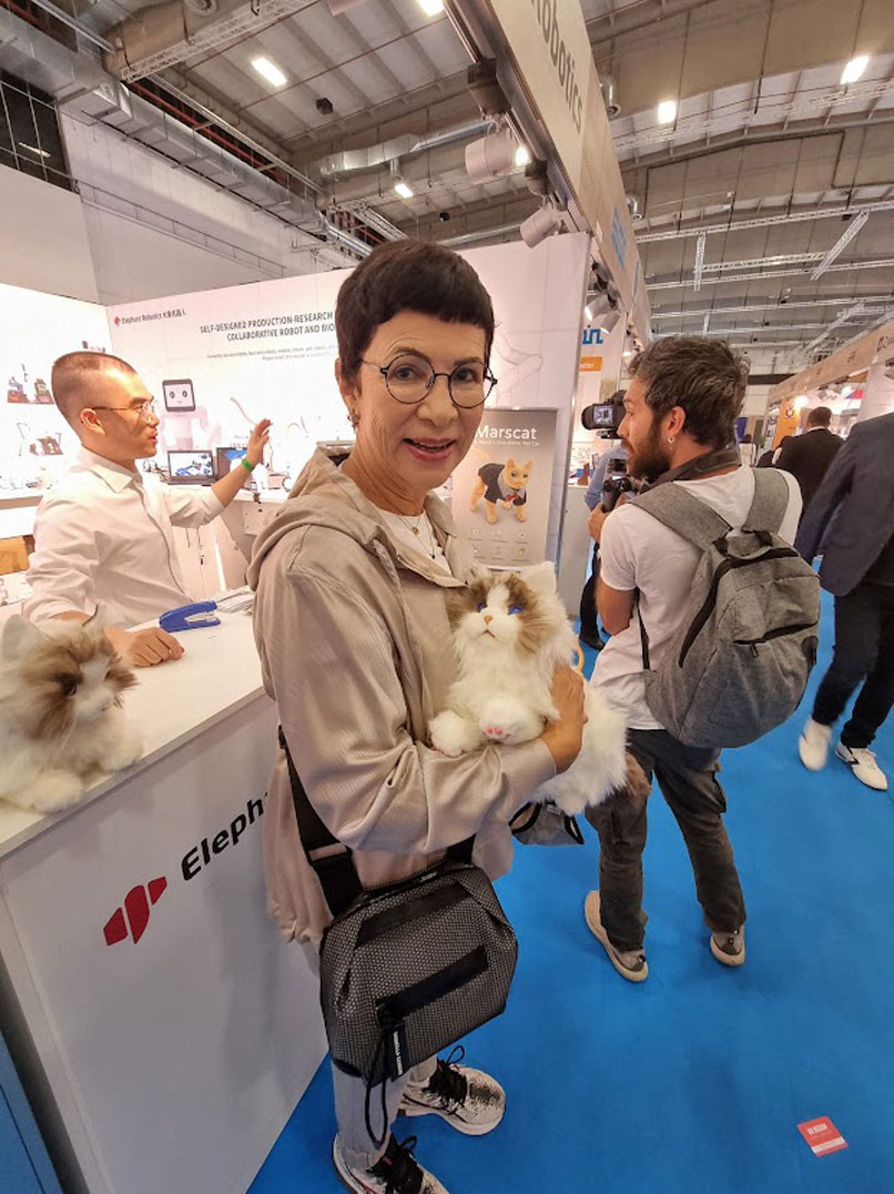 ויש גם חתול, שמרגיש כמו חתול, אבל גם הוא מבוסס AI. הוא מזכיר את אייבו של סוני, שהוצג כבר לפני כ-20 שנים. שמו של החתול הוא MarsCat, והוא מפותח ב-Elephant Robotics.