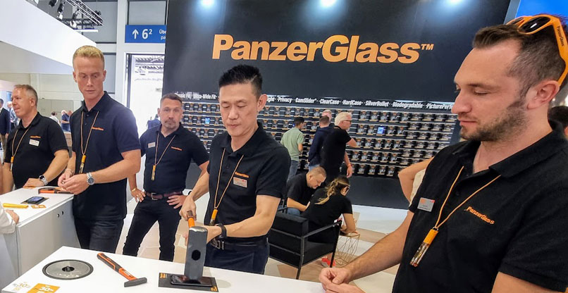 החיים עברו לטלפון והכול מנוהל ממנו, ביד. זה מצריך מסך חזק ולא שביר. באירוע חזינו בהדגמה חיה של מכה מפטיש 10 ק"ג, שגם הוא לא שבר את המסך של Panzer Glass.