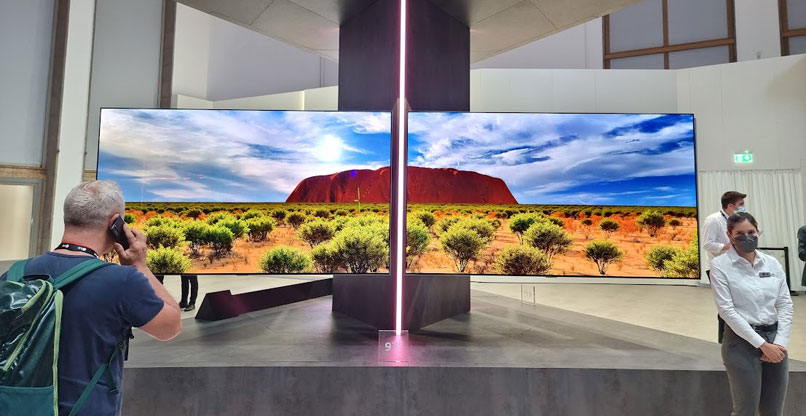 מסכי ענק, 97 אינץ', של LG. הצמידו שניים יחדיו ותקבלו תמונה פנורמית לצפייה בסלוני ענק.