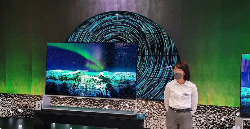 מסכים גדולים, דקים וחדים של LG, שנצמדים לקיר ולא משתלטים על הסלון.