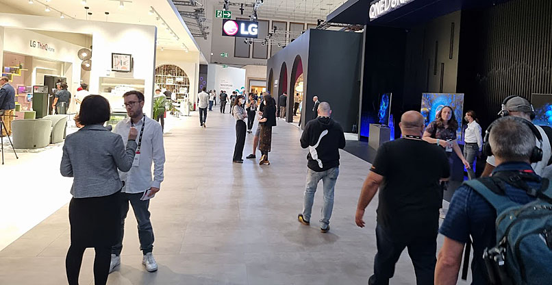 LG מיצבה את עצמה כענקית מוצרי צריכה אלקטרוניים, והציגה ביתן משלה, שני בגודלו רק לזה של סמסונג, בעלת הביתן העצמאי הגדול (במובהק) בתערוכה.