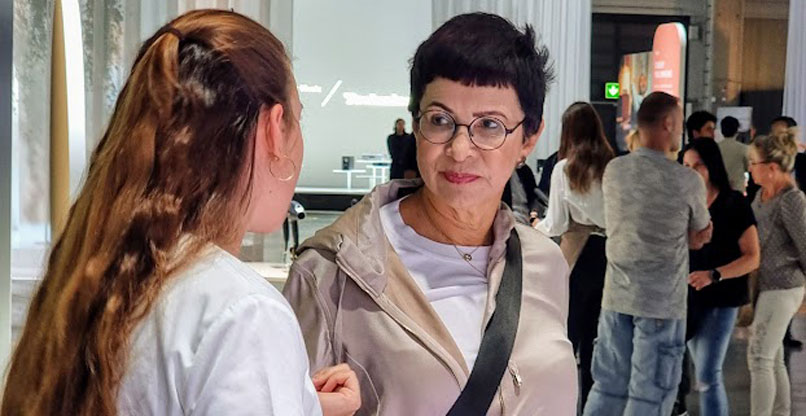 דליה אסיא-פלד מתעניינת בטיפול פנים מתוחכם.