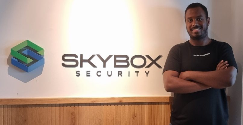 אביב איאסו נכנס למשרדי סקייבוקס בבוקר.