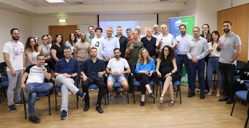 עובדי קלאודרייד בצילום קבוצתי.